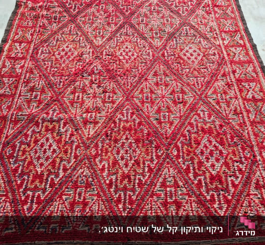 שטיח אדום עם דוגמאות גיאומטריות